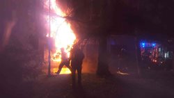 Při požáru garáže v bytovém domě narychlo opustilo své domovy deset lidí
