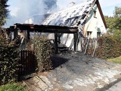 Pět jednotek hasí požár rodinného domu. Zranil se jeden člověk