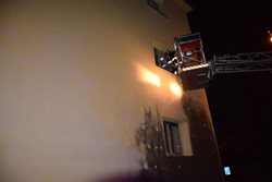 Plameny zničily pět kontejnerů i fasády domů. Velkým žárem popraskala i okna