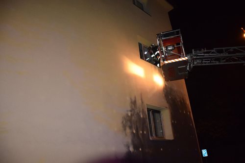 Plameny zničily pět kontejnerů i fasády domů. Velkým žárem popraskala i okna