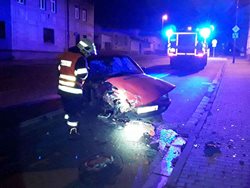 Osobní vůz narazil do domu, nehoda si vyžádala zranění