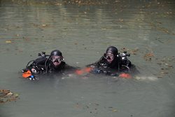 Hasiči trénovali v zatopené části Hranické propasti, zkoušeli si postupy při záchraně potápěče z prostor neumožňujících přímé vynoření na hladinu