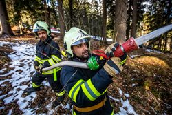 Hasiči v KHK zkouší nový přetlakový ventil, který jim umožní napojit se na horách při hašení požáru na systém zasněžování