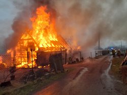 Na Trutnovsku vyhořela chalupa se stodolou
