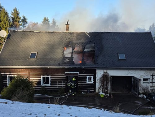 Rozsáhlý požár chalupy vyžadoval nasazení šesti jednotek hasičů