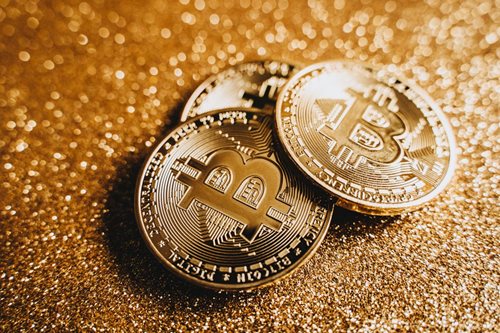 Myslela si, že zachraňuje své úspory. Podvodníci ji poslali k bitcoinmatu