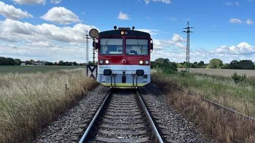 Muž vstoupil do kolejiště před přijíždějící vlak. Do nemocnice ho transportoval vrtulník