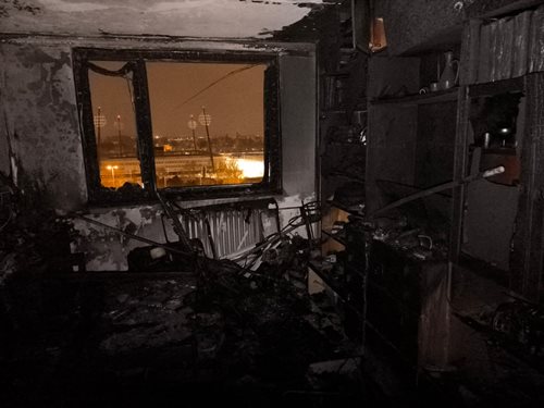 Požár bytu ohrozil obyvatele, hasiči zasahovali u ranní události