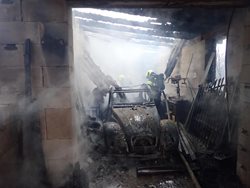 Při požáru kotelny a garáže shořel historický automobil Citroen 2CV