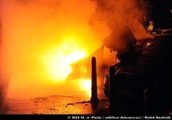 V Nuslích dnes v noci hořel osobní automobil, od kterého se požár rozšířil na další tři automobily