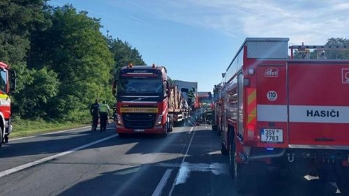 Tragická nehoda uzavřela D11. Po střetu dvou nákladních vozidel jeden řidič zemřel