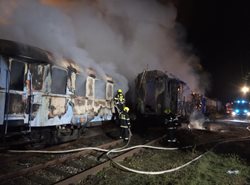 Hořely historické železniční vagony v Jaroměři, škoda šla do desítek milionů korun