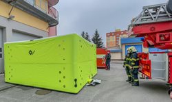 Zástupci města předali hasičům novou techniku