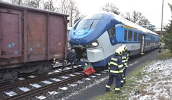 Na nádraží v Karlových Varech se srazily dva vlaky Nehoda se obešla bez zranění, provoz na železnici je zastavený  