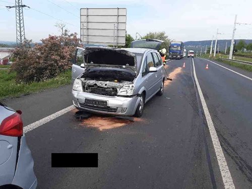 Dopravní nehoda tří osobních aut v Mostě