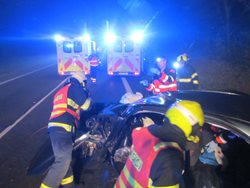 Nehoda osobního vozu v mlze si na Zlínsku vyžádala tři zraněné.