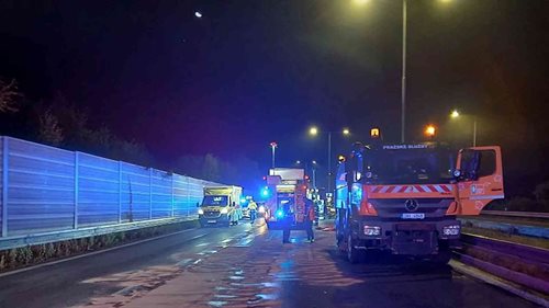 Noční náraz do vozidla údržby skončil těžkým zraněním. Policie hledá svědky a kamerové záznamy