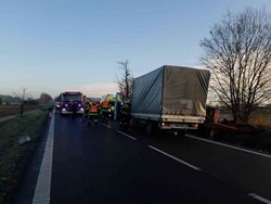 Silnice I/37 u Lukavice byla dopoledne uzavřena kvůli nehodě