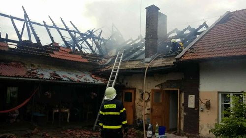 Hořící stodolu s částí obytného domu hasilo 12 jednotek, všechna zvířata byla zachráněna