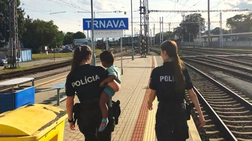Máma zůstala na nástupišti, dvouleté dítě odjelo vlakem. Policie zasáhla během několika minut