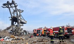 Hasiči likvidovali požár vyřazeného těžebního stroje