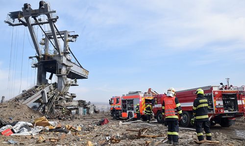 Hasiči likvidovali požár vyřazeného těžebního stroje