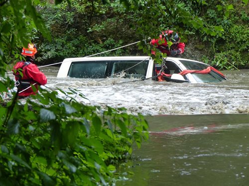 Ze zatopeného auta zachránili hasiči dva muže