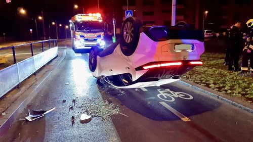 Nehoda osobního vozu skončila převrácením a zásahem záchranářů