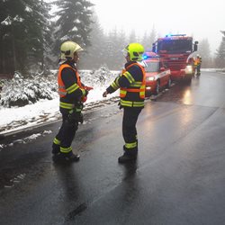Dopravní nehoda sedmi osobních aut na namrzlé silnici na Chomutovsku