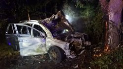 Na Chrudimsku po dopravní nehodě hořelo auto