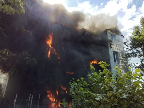 Požár rodinného domu: Hasiči evakuovali obyvatele a zachránili kočku