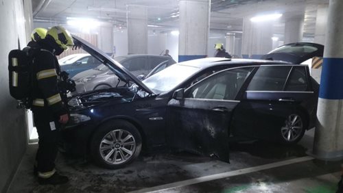Vozidlo vzplálo v podzemních garážích, uhasili ho hasicími přístroji