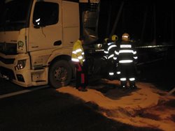 Hasiči zasahovali u nehody kamionu a dodávky na Uherskohradišťsku.  