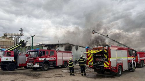 Požár haly zaměstnal 150 hasičů. Předběžná škoda dosahuje 400 milionů korun