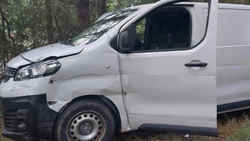 Stačilo pár minut. Zloděj odjel s nastartovanou dodávkou, policisté ho dopadli na lesní cestě