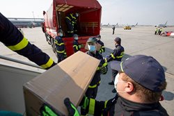 V třídění i rozvozu materiálu pro zdravotníky pomohou hasiči z HZS Pardubického i Středočeského kraje