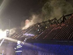 Hořela střecha rodinného domu