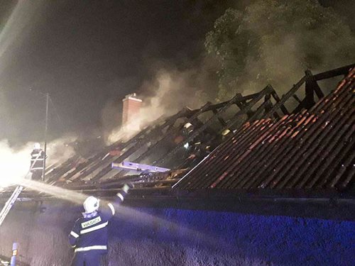 Hořela střecha rodinného domu