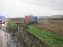 Nehoda osobního a nákladního automobilu na Uherskohradišťsku si vyžádala lidský život