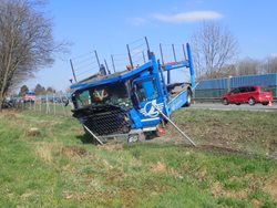 Po střetu rumunského kamionu a peugeotu v Bašce začalo hořet