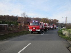 Při požáru garáže byly zachráněny dva luxusní automobily a karavan
