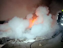 Náročnou noc zažila jednotka profesionálních hasičů ze stanice Valašské Meziříčí.