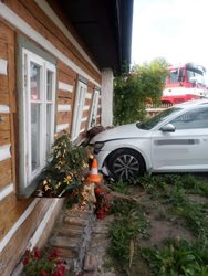 Auto nabouralo do roubenky