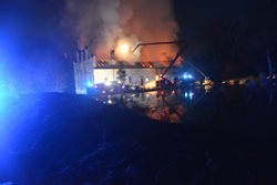 V Zápech vyhořel bývalý mlýn, škody přesáhly 20 milionů VIDEO