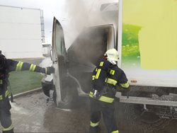 Požár dodávkového vozidla hasil řidič i obsluha restaurace
