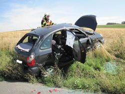 Vozidlo se dvakrát převrátilo přes střechu. Řidička i dítě vyvázly bez viditelných zranění