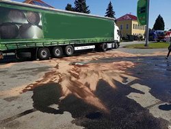 Hasiči likvidovali velké množství uniklých pohonných hmot