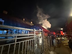 Pět jednotek hasičů bojovalo s plameny