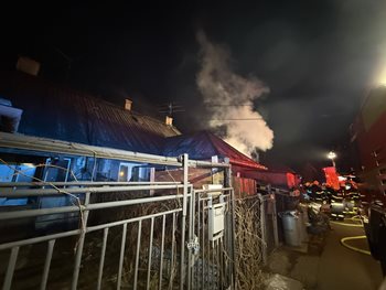 Pět jednotek hasičů bojovalo s plameny