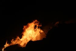 Požár skládky v Lipníku nad Bečvou zaměstnává několik jednotek hasičů 